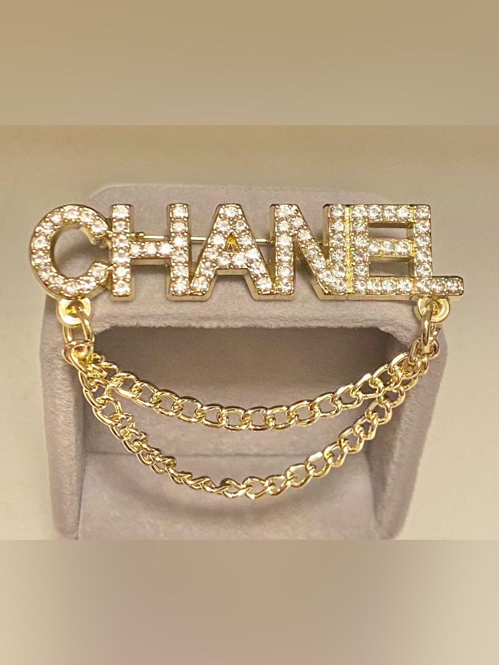 Fashion Jewelry Gold-Tone Luxury Logo Brooch with Clear Crystals